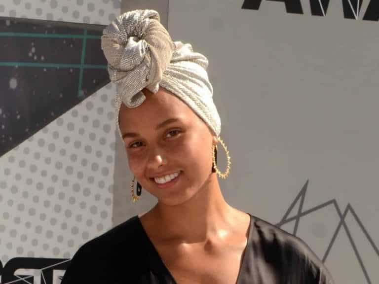 Alicia Keys Reveals Her Secret Of Flawless Skin|Beauty|Skin Care>Skin Care at Home